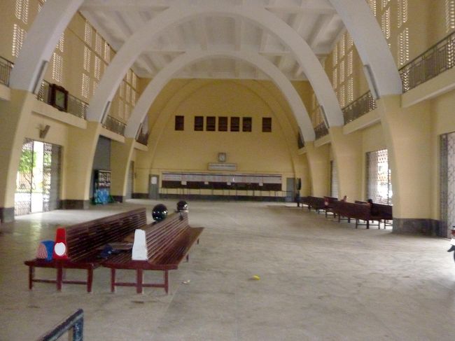 プノンペン駅<br /><br />駅構内。列車がこないとガラガラです