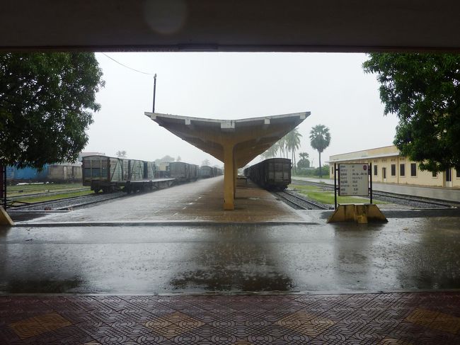 プノンペン駅<br /><br />プラットフォームと列車です。