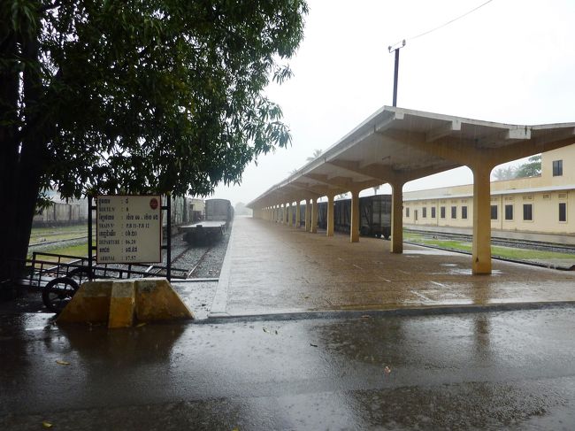 プノンペン駅<br /><br />プラットフォームと列車です。