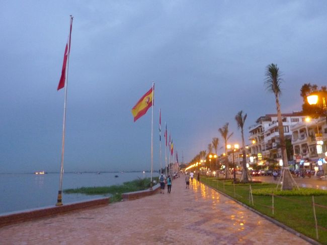 トンレサップ川<br /><br />シソワット通りを歩く