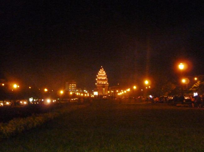 独立記念塔<br /><br />大通りを歩いている限りは夜間の街歩きも大丈夫なようです。（小道にも迷い込みましたが・・・）