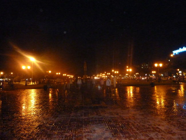 王宮周辺の公園では、夜にランニングしたり、ダンスしたりしている人が多くいました。<br />これはダンスをしているところです。