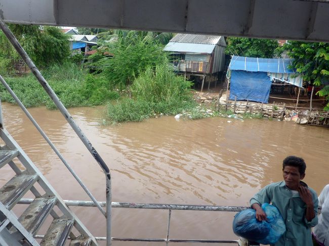 ホーチミンに向かう途中、川を渡るのですが、バスごと船に乗り込みます。