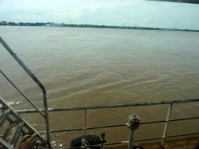 ホーチミンに向かう途中、川を渡るのですが、バスごと船に乗り込みます。