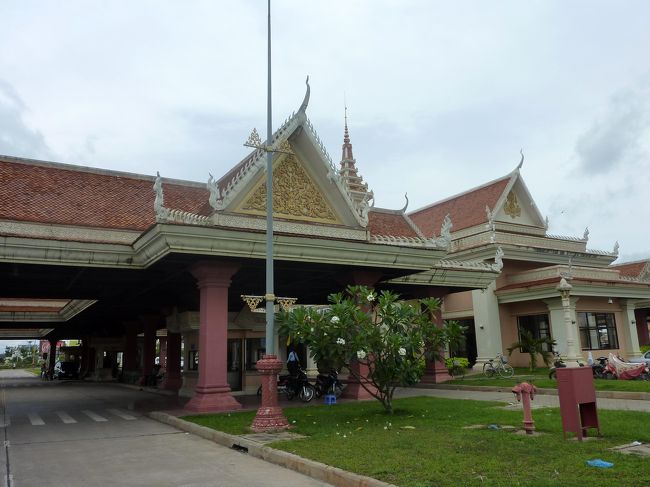 カンボジア・イミグレ<br /><br />この先はベトナム・モクバイです。