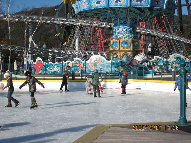 スケートリンクではヘルメット部隊と化し、<br />はしゃぎまくり。