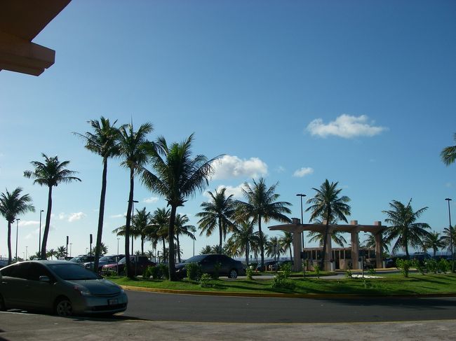 グアム国際空港からの風景<br />さすが乾季のグアム　　ピッカピカの晴れ♪<br /><br />タクシーでヒルトングアムへＧＯ！！！<br />（ちなみに空港→ヒルトン　１７ドル）<br /><br /><br /><br /><br /><br /><br /><br />
