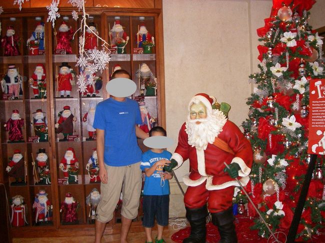 ヒルトングアムのエントランスロビー<br />まだまだクリスマスなグアムです<br /><br /><br />さてチェックイン。<br />何事もなくスムーズに完了。<br />実は前回ダブルブッキングに遭いました。<br />共働きな我が家。仕事を終えての深夜到着でクタクタだったのに　(￣∩￣#<br />そのうえ代金二重請求(￣へ ￣ 凸<br /><br />それでもこりずにヒルトンリピーターなのは・・・<br />ホテルビーチがシュノーケリングにいいんです!!!<br /><br /><br /><br />