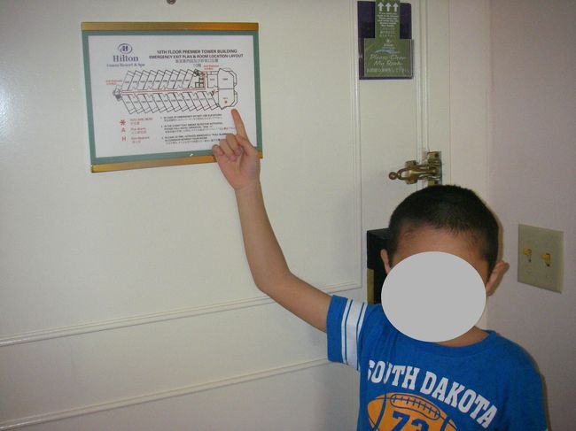 プレミアタワー棟プレミアスイート!!!<br /><br />１０階１０７１号室<br />高層階♪ラッキー♪♪<br />９１?　(我が家より広い)<br />スイートルーム専用ラウンジでの朝食と<br />夕方のカクテルタイムがついて<br />なんと！<br />１人１泊約１万円(≧∇≦)!!<br />温泉宿より安いよね(≧∇≦)<br /><br /><br />