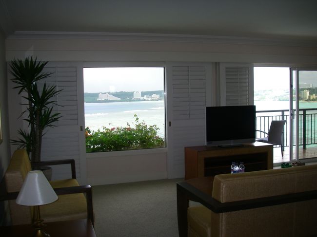 まずは　リビングスペース<br /><br />ナチュラルアジアンなテレビ台がとても素敵<br />アジアンインテリアが大好きな私はすかさずチェック<br /><br />窓からの景色は絶景　<br />恋人岬〜タモン地区すべて一望<br />夜はタモンビーチ沿いホテル群の夜景がキレイ<br /><br />