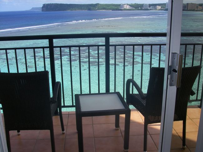 続いて　バルコニー<br /><br />オーシャンフロント\(o￣￣￣￣￣▽￣￣￣￣￣￣o)/<br /><br /><br /><br />ハワイならこんな部屋高くて泊まれない<br />これもグアムの良さかな<br /><br /><br />