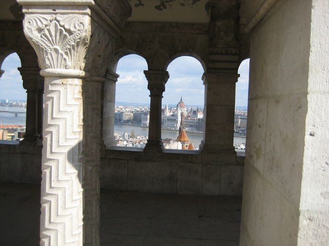 白い石灰石でできた建物とブダペストの街並みが<br />の調和がきれいでした。