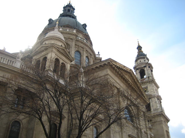 聖イシュトヴァーン大聖堂<br /><br />ブダペスト随一の大聖堂です。<br />大聖堂の名称になっているイシュトヴァーンは初代ハンガリー国王の名前から付けられました。<br /><br />毎年８月２０日は聖イシュトヴァーンの日としてハンガリーの国民的祝日になっているそうです。