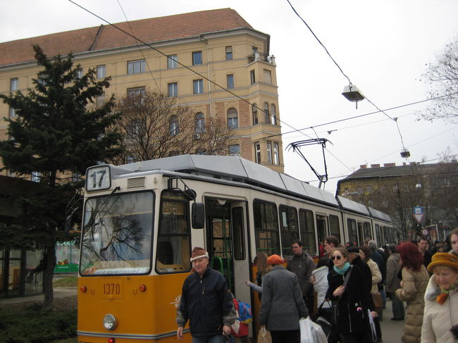 トラムに乗り、オーブダ地区へ。