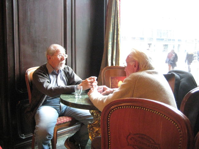 カフェ　ジェルボー<br /><br />ヴァーツィ通りにある創業１５１周年を迎えたカフェ<br />エリザベート皇妃が大ファンだったカフェです。<br /><br />店内の調度品は重厚でありエレガントでもあります。