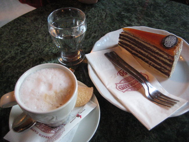 エリザベス皇妃のお気に入りのだったといわれるケーキ、ドボシュトルタ。<br />薄く焼き上げたスポンジとチョコレートクリームが何層にもなっている、クラシックなケーキです。