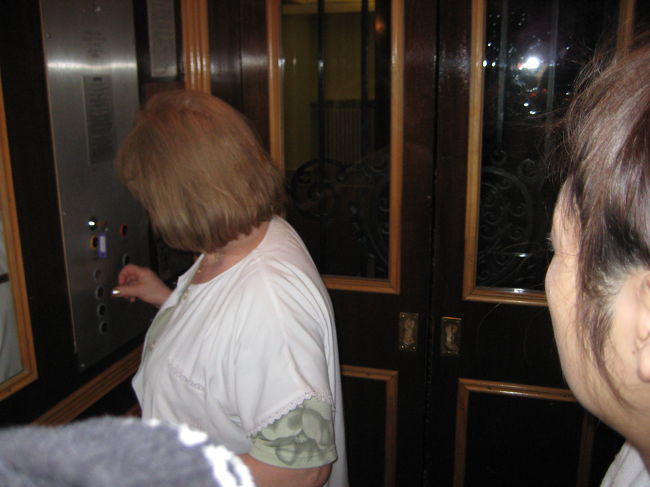 部屋から水着で温泉（プール）まで行けます。<br />プールは１階にあるので、専用エレベーターで降ります。<br />ちゃんと係りのおばさんがいます。