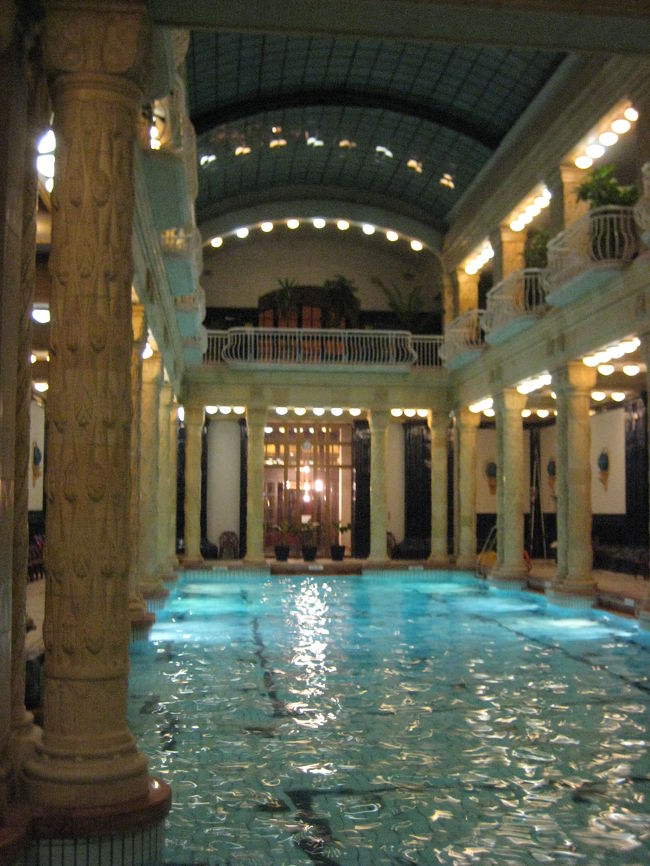 この大きなプールの水温はただの水のような冷たさです。<br />このプールではなく横に小さいプールも日本の温泉感覚で入ると、がっかりの水温です。<br />ぬるいので長い間入っていられるからいいのかな？<br /><br />泉質は１０ヶ所以上もの源泉から湯を引いていて、リウマチ治療やリハビリの為にホテルに長期滞在する人も多いそうです。