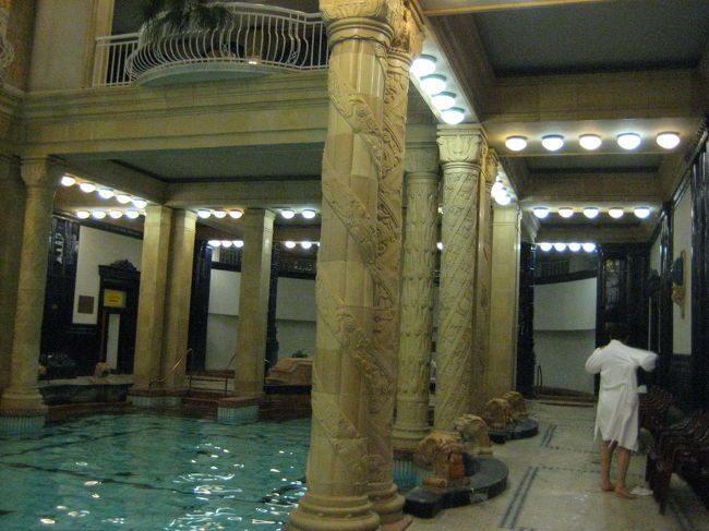 この温泉の開いている時間が<br />朝６：００〜１８：００<br />なんです。<br /><br />もう少し遅くまで開いていてくれるといいんですが・・・。<br /><br />