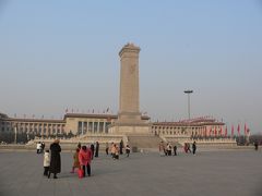 広場中央に立つ人民英雄紀念碑、その背後には人民大会堂。広い中国にあって、この広場の意義は中国人民にとっての誇りなのだと思いました。