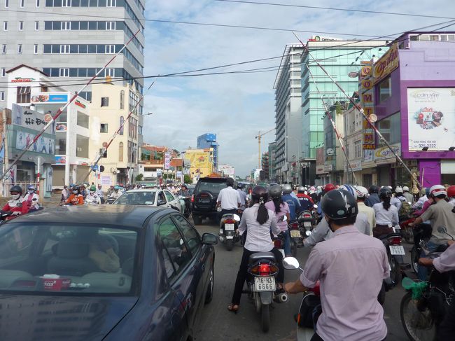 街はバイクで溢れています