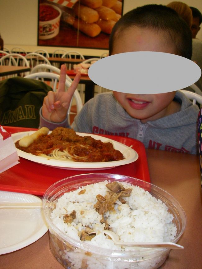 Ｋマートのフードコートで晩ごはん<br /><br />グアムに来たら食事はいつもフードコートな我が家<br />ガイドブックに載ってるお店は行きません<br />家族３人ガッツリ食べるから安くないと(￣¬￣ヾ)<br /><br /><br /><br /><br /><br />