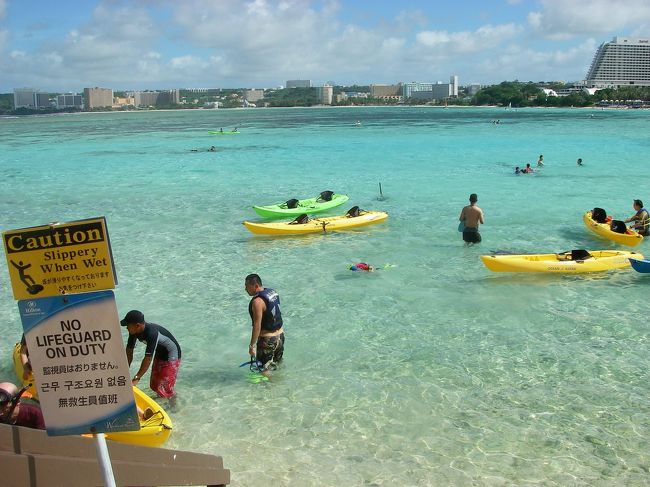 ここで潜るためにヒルトンに来たんです！<br /><br /><br /><br />写真奥の海中黒くなってるのががサンゴの群生<br />お魚が多いポイントはそこです<br />グアム屈指のシュノーケリングポイントですよ(⌒Ｏ⌒)ﾉ<br /><br />湾内なので、波もなく、潮流も少なく、<br />子連れシュノーケラーにはイチオシです♪<br /><br /><br /><br /><br /><br /><br /><br /><br /><br /><br />