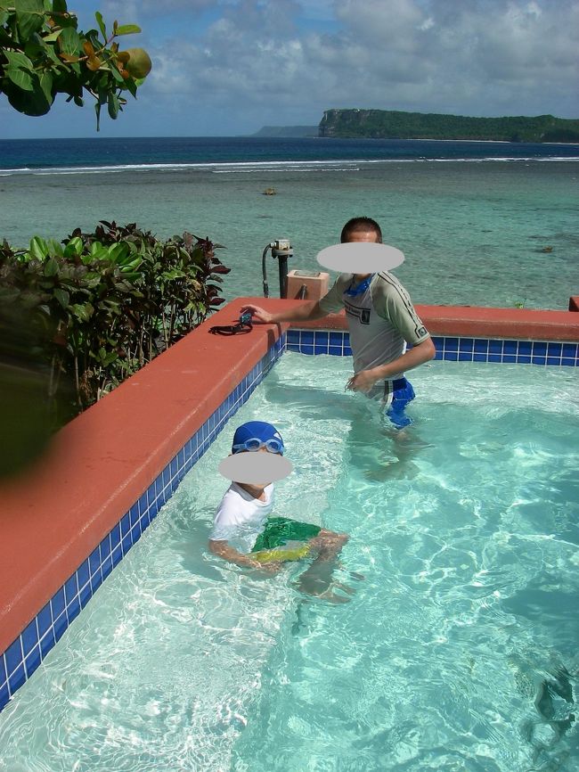 めいっぱいシュノーケリングした後は<br />プールサイドのジャグジーへ<br /><br />温泉好きな我が家<br />この大きなジャグジーがあるのもヒルトンな理由<br /><br /><br />　<br /><br /><br /><br /><br />