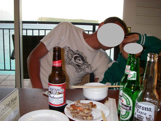 カクテルタイム<br />アルコール２時間飲み放題です♪<br /><br />実はヒルトンＨＰには「カクテルタイム子供お断り」とあり、<br />正直あきらめてました。<br />ところがスタッフに訊ねてみると‥ＯＫとの事！<br />おそらく、この時期ゆえの容認なのかもしれませんが‥。<br /><br />やった〜ラッキー　(＾▽＾)人(＾▽＾)<br /><br /><br /><br /><br /><br />