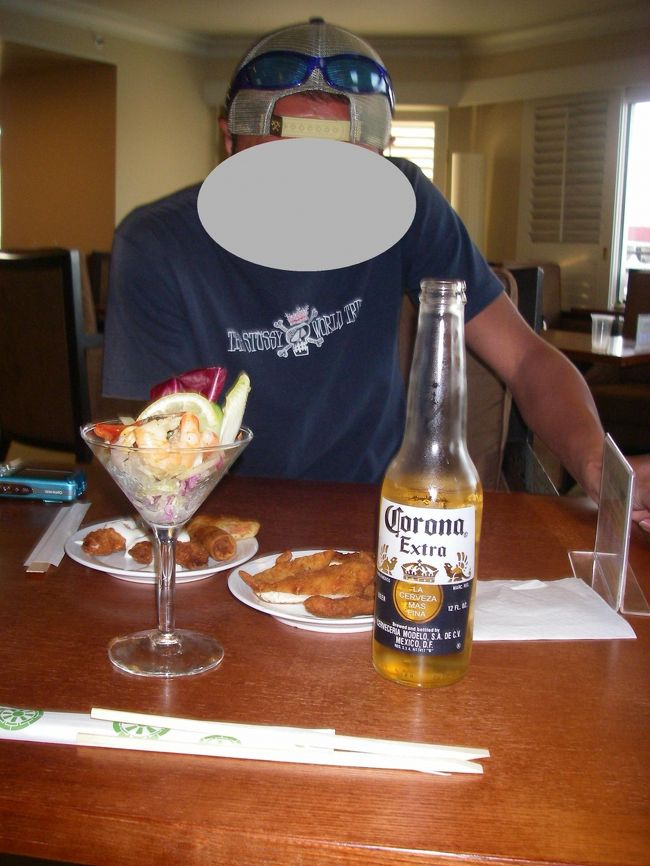 おつまみも種類豊富です<br />ここで夕飯が済んじゃう人もいると思います<br /><br /><br />スパイシーチキン、チーズ、野菜スティック、<br />海老のカクテルサラダ、サンドイッチ、クラッカー、<br />ナッツ色々、フルーツ、スイーツ‥<br />ジュースやコーラ、コーヒーもありました<br /><br /><br /><br /><br /><br /><br /><br /><br />