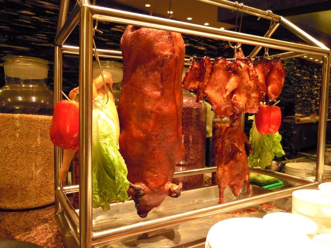 元旦のディナービュッフェには<br />子豚の丸焼きも！