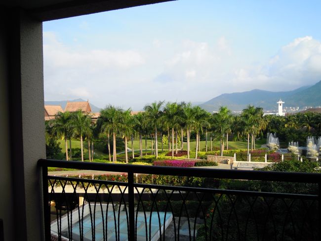 ホテルの部屋からの眺め。<br />作られたリゾート地。<br />ヤシの木はどこから運んだんだろう？