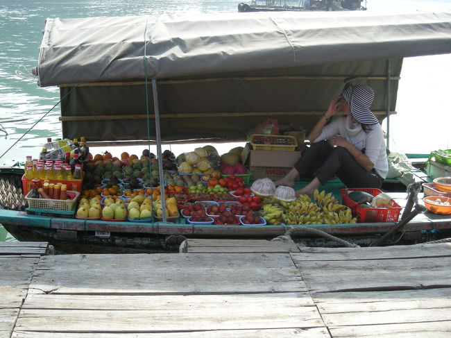 水上生活の人が果物を売っています