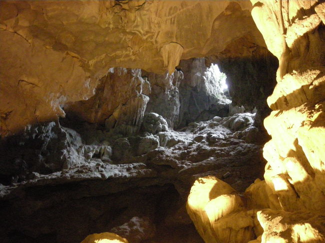 鍾乳洞。<br /><br />昔、ハロン湾の人たちがこの鍾乳洞を<br />発見したときの穴。