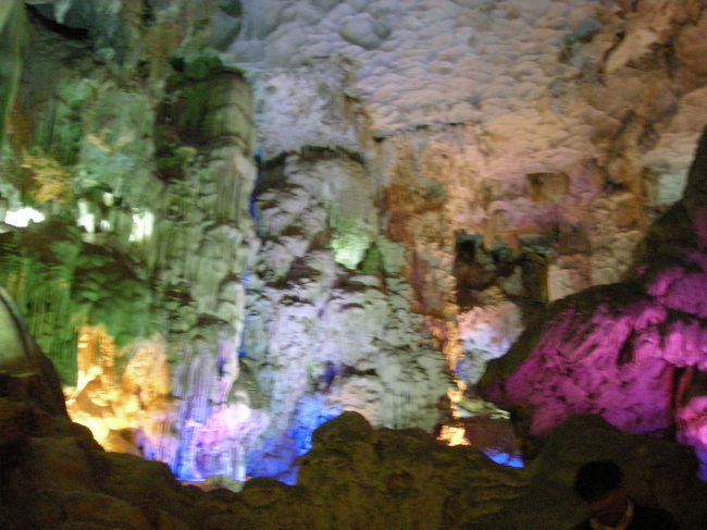 鍾乳洞。<br /><br />こんなにライトアップされてたんじゃ<br />自然の力を感じられない。