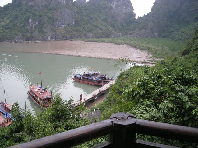 鍾乳洞を出たとこからの湾の風景。