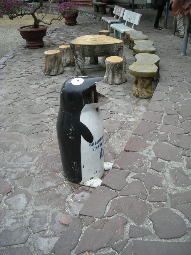 鍾乳洞に設置されているゴミ箱<br /><br />なぜかペンギン