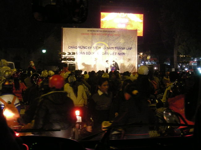 ハノイに戻ってきたら<br />市内中心でフェスティバルみたいなのが<br />道路の真ん中で開かれてました。<br /><br />みんな路上でストップしているので<br />大渋滞！