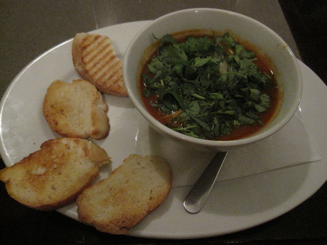 二日目の夕飯。<br />ビーフシチューとフランスパン。<br /><br />すごい香草だ。