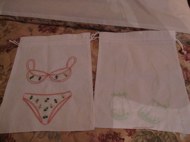 夕飯の帰りにみつけた店で購入。<br /><br />下着バッグ。<br />刺繍でとてもかわいい。
