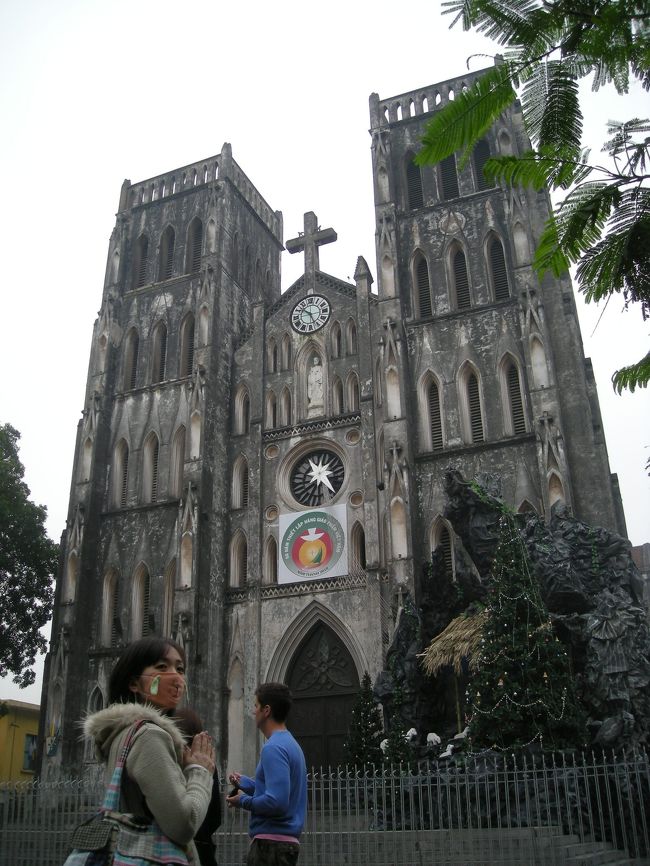 3日目は市内散策。<br /><br />まずホテルからハノイ大教会へ。