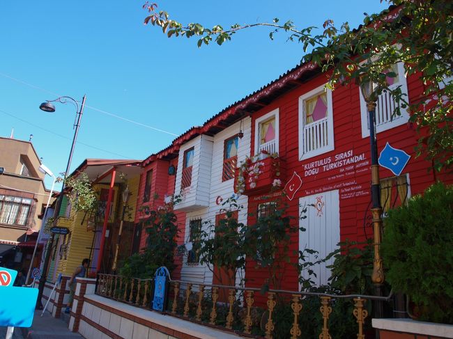 カラフルな色のたてもの。<br />メイン通りから外れていくと、地元の人も暮らしています。