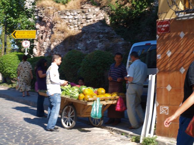 いたるところにくだものなどを売っているワゴンがあります。