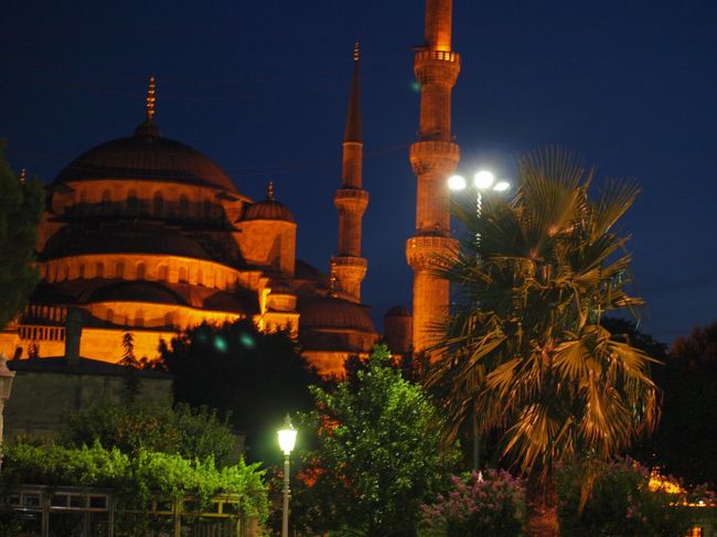 夜はライトアップされたスルタンアフメットジャミイ。
