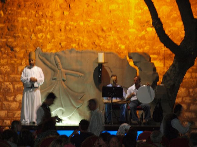 お茶や食事をしながらメブラーナのセマ（旋回舞踊）が見られます。<br />お店の外からでも見えますが。