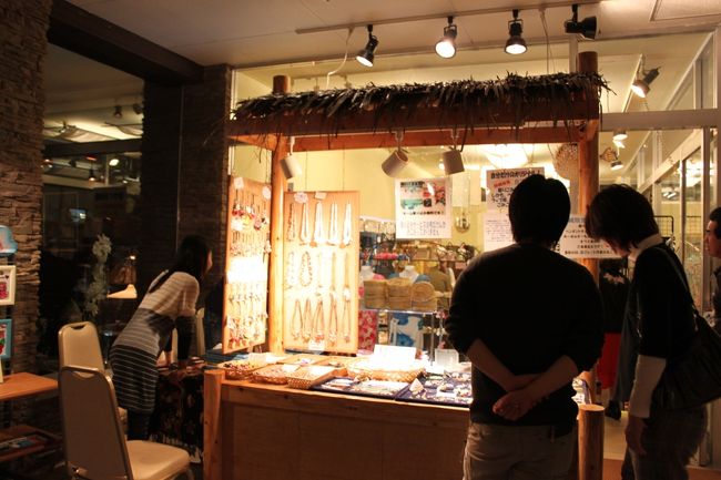 食事の後はちょっとだけショッピング。<br />ここで小さなストラップにも名前を入れてもらえたので（夜だけとか）、家族のお土産にお揃いでストラップを買いました。