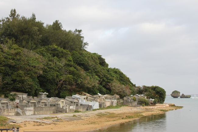 沖縄のお墓は大きい。<br />墓地という感じとは違っています。ここはお墓の街といったところでしょうか。<br />眺めも良くてご先祖様が、いつもいい景色を眺められるようにという考えが一致したんでしょう。