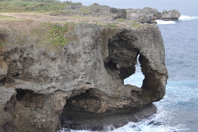 万座毛から見た像の鼻のような岩