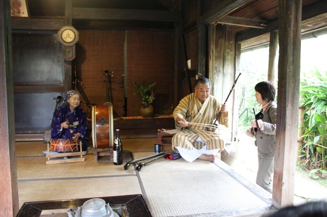 三味線を弾いていました。沖縄の独特なメロディーが雰囲気を盛り上げます。