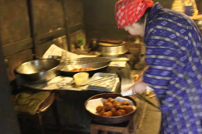 おばあがさーたーあんだぎーを作っています。<br />ほくほくでおいしい〜。